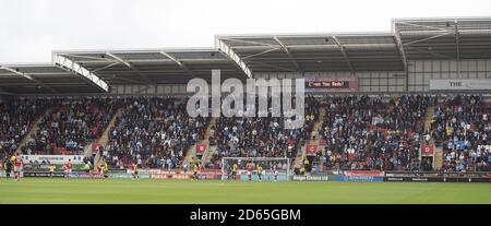 Vista generale dei tifosi che viaggiano a Coventry City Foto Stock