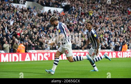 West Bromwich Albion's Charlie Austin celebra il punteggio del suo terzo gol laterale del gioco Foto Stock