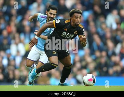 Ilkay Gundogan (a sinistra) e Adama Traore di Wolverhampton Wanderers' combattono per la palla Foto Stock