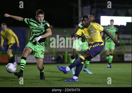 Amadou Bakayoko (a destra) di Coventry City ha un colpo sul traguardo sotto pressione da Liam Cucine Foto Stock