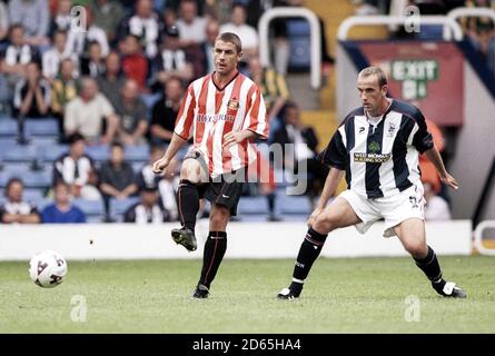 Tony Butler di West Bromwich Albion e la battaglia di Kevin Phillips di Sunderland per la sfera Foto Stock