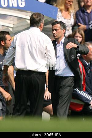 Il manager del Chelsea Jose Mourinho (a destra) con il manager di Bolton Wanderers Sam Allardyce dopo la partita. Foto Stock