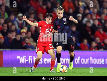 Daniel James (a sinistra) del Galles e Tin Jedvaj della Croazia combattono per la palla Foto Stock