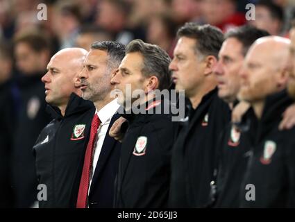 Il manager del Galles Ryan Giggs (seconda a sinistra) si allinea con il personale prima della partita Foto Stock