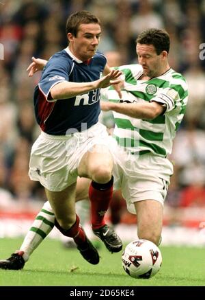 Barry Ferguson di Rangers batte Paul Lambert di Celtic a. la sfera Foto Stock