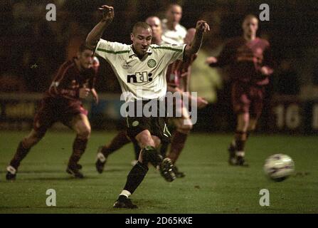 Henrik Larsson di Celtic segna la vittoria dal posto di penalità Contro Motherwell Foto Stock