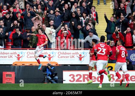 Charlton Athletics Conor Gallagher celebra il punteggio del terzo gol del gioco Foto Stock