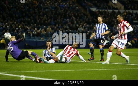 Trese Campbell di Stoke City tenta un tiro sul traguardo Foto Stock