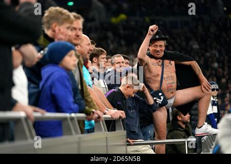 Un fan di Tottenham Hotspur mostra il suo sostegno negli stand Foto Stock