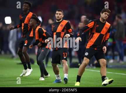 Tammy Abraham (a sinistra), Callum Hudson-Odoi, Mateo Kovacic e Marcos Alonso (a destra) si riscaldano prima del gioco Foto Stock