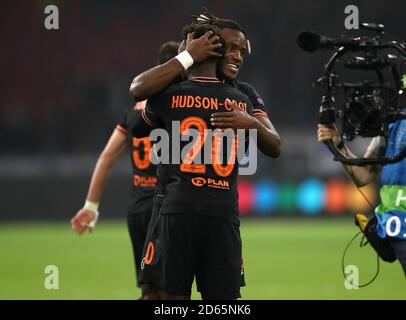 Il Chelsea Callum Hudson-Odoi (a sinistra) e il compagno di squadra Michy Batshuayi celebrano dopo il fischio finale Foto Stock