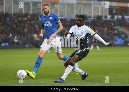 Amadou Bakayoko (a destra) di Coventry City ha un colpo sul traguardo Foto Stock