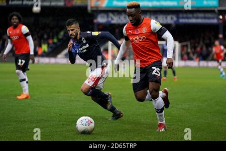 Kazenga LuaLua (a destra) e Tiago Silva della Foresta di Nottingham combattono per la palla Foto Stock