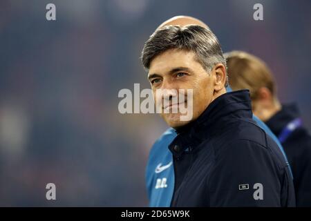 Genk manager Felice Mazzu davanti alla partita Foto Stock