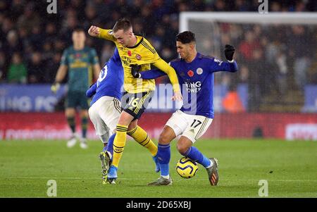 Arsenalâ€™s Rob che tiene battaglie per la palla con Leicester City's. Ayoze Perez (a destra) e James Maddison Foto Stock