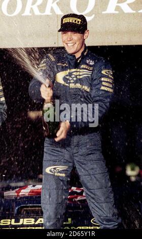 Richard Burns celebra la conquista del campionato mondiale di rally Terzo posto nel Network Q Rally di Gran Bretagna Foto Stock