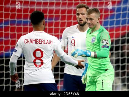 Il portiere inglese Jordan Pickford (a destra) reagisce dopo aver fatto un salvataggio Foto Stock