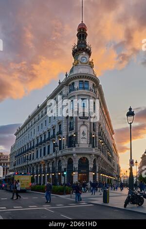 Four Seasons Hotel e negozio Hermes in una vecchia sede della banca, Calle Alcala, Madrid, Spagna, settembre 2020 Foto Stock