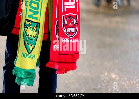 Una vista generale delle sciarpe da partita in vendita fuori dallo stadio Foto Stock