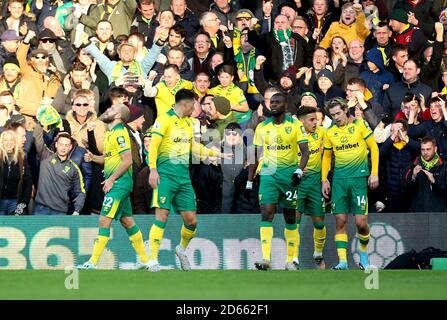 Il Teemu Pukki (a sinistra) di Norwich City celebra il punteggio del suo primo gol laterale del gioco Foto Stock