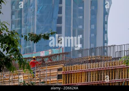 Giacarta / Indonesia - 5 settembre 2020. Lavoratori edili che stanno lavorando al progetto infrastrutturale LRT di Giacarta Foto Stock