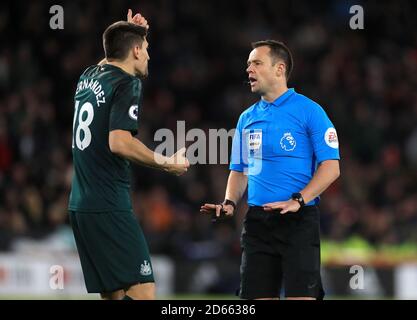 Federico Fernandez del Newcastle United (a sinistra) in discussione con l'arbitro Stuart Attwell Foto Stock