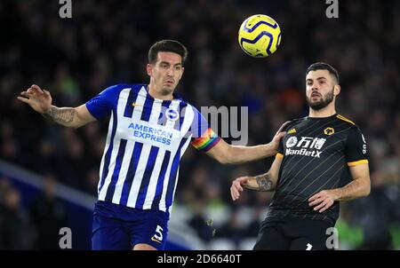 Brighton e Hove Albion's Lewis Dunk (a sinistra) e Wolverhampton Wanderers' Patrick Cutrone Foto Stock