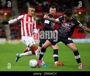 Tom Ince di Stoke City (a sinistra) e Alan Sheehan di Luton si scontrano per la palla Foto Stock