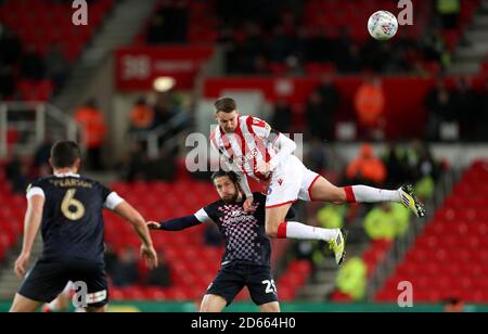 Nick Powell (a destra) di Stoke City, la battaglia di Jacob Butterfield della città di Luton per la palla Foto Stock