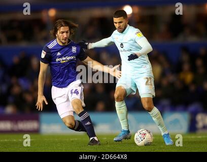 Ivan Sunjic (a sinistra) e Queens Park Rangers' Nahki Wells combattono per la palla Foto Stock