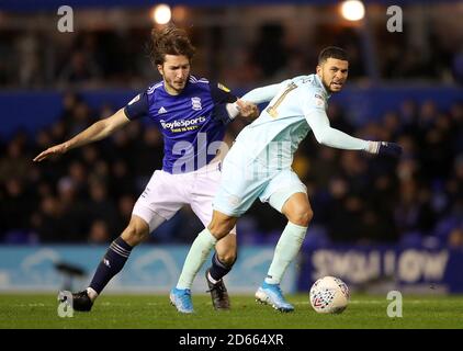 Ivan Sunjic (a sinistra) e Queens Park Rangers' Nahki Wells combattono per la palla Foto Stock