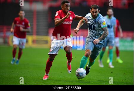 Niclas Eliasson di Bristol City (a sinistra) e Bradley Johnson di Blackburn Rover Foto Stock