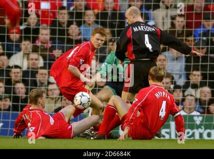 La difesa di Liverpool (l-r Stephane Henchoz, John Arne Riise & Sami Hyypia) cerca di contenere Chris Marsden di Southampton Foto Stock