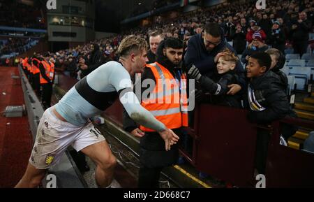 Il Jack Grealish di Aston Villa regala la fascia da braccio del suo capitano a un giovane fan dopo il gioco Foto Stock