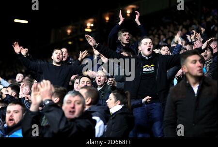 I tifosi del Leeds United negli stand mostrano il loro sostegno Foto Stock