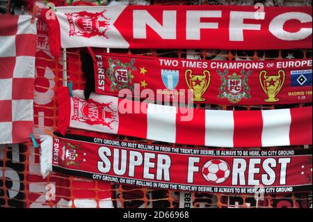 Una vista generale al di fuori della merce per la vendita al City Ground prima dell'inizio della partita Foto Stock