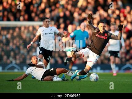 Il Bobby Decordova-Reid di Fulham fa scendere Tom Ince di Stoke City Foto Stock