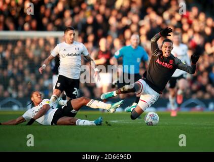 Il Bobby Decordova-Reid di Fulham fa scendere Tom Ince di Stoke City Foto Stock