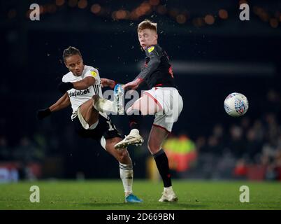 Il Bobby Decordova-Reid di Fulham (a sinistra) e la battaglia di Sam Clucas di Stoke City per la palla Foto Stock