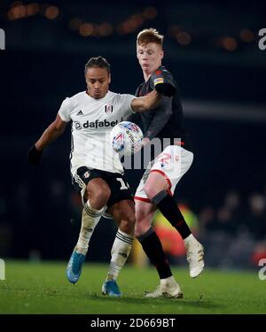 Il Bobby Decordova-Reid di Fulham e il Sam Clucas di Stoke City combattono per la palla Foto Stock