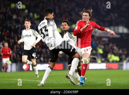 La battaglia di Curtis Davies (a sinistra) della contea di Derby e di Charlton Athletic's Conor Gallagher per la palla Foto Stock