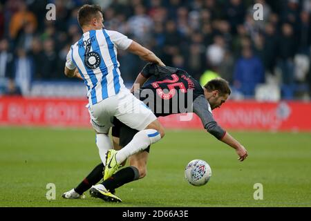 Jonathan Hogg, città di Huddersfield, affronta Nick Powell della città di Stoke Foto Stock