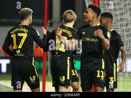 Ollie Watkins di Brentford (seconda a destra) festeggia il terzo goal del suo fianco con i compagni di squadra Foto Stock