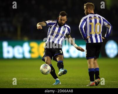 Lo Steven Fletcher di Sheffield Wednesday si prende un calcio di punizione Foto Stock