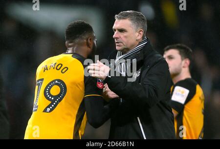 David Amoo di Port vale (a sinistra) e John Askey, responsabile di Port vale Foto Stock