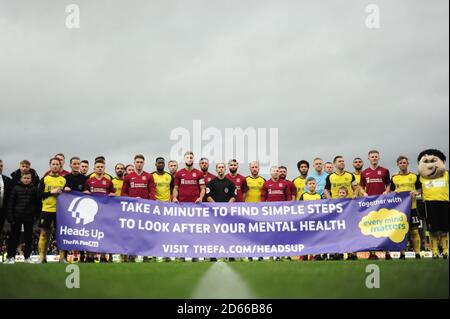 Una visione generale dei giocatori che detengono un banner di sensibilizzazione sulla salute mentale all'interno dello Stadio Pirelli Foto Stock