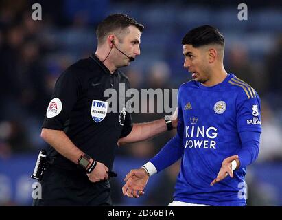 Ayoze Perez di Leicester City (a destra) parlando con l'arbitro Michael Oliver Foto Stock