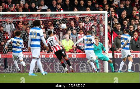 Ollie Watkins di Brentford (terza a destra) segna il terzo obiettivo del suo fianco Foto Stock