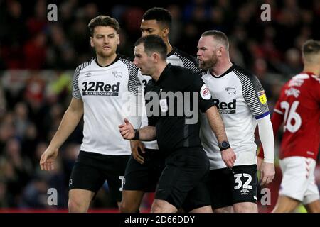 Wayne Rooney della Derby County ha parole con Referee Tim Robinson Foto Stock