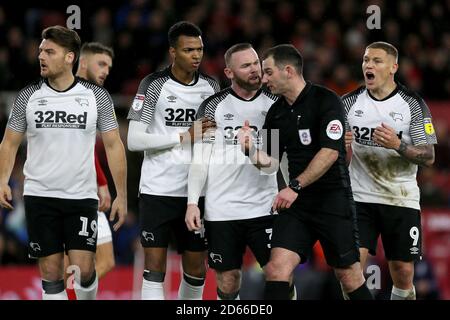 Wayne Rooney della Derby County ha parole con Referee Tim Robinson Foto Stock